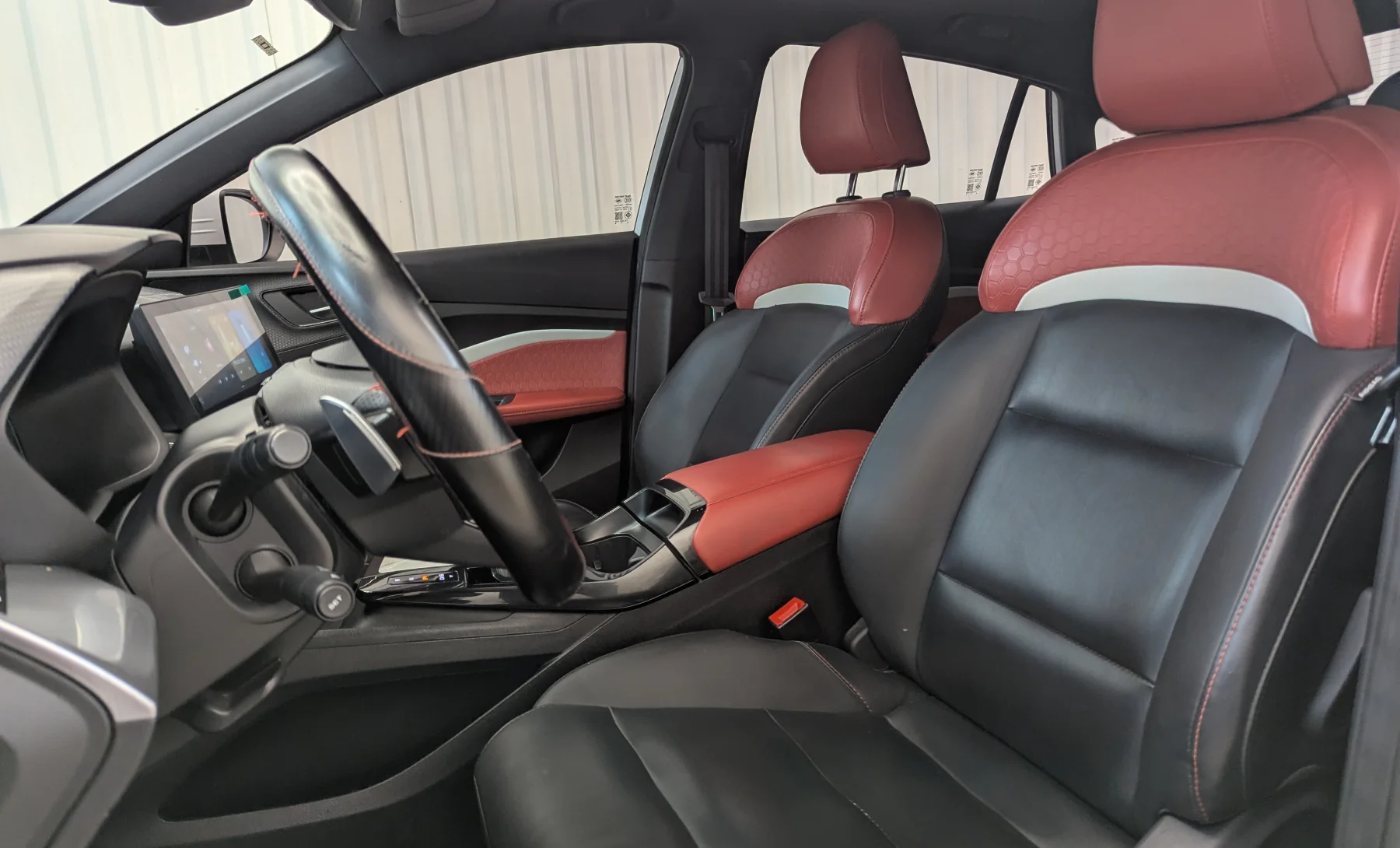 MG GT Alpha 2023 — interior 2 de 10