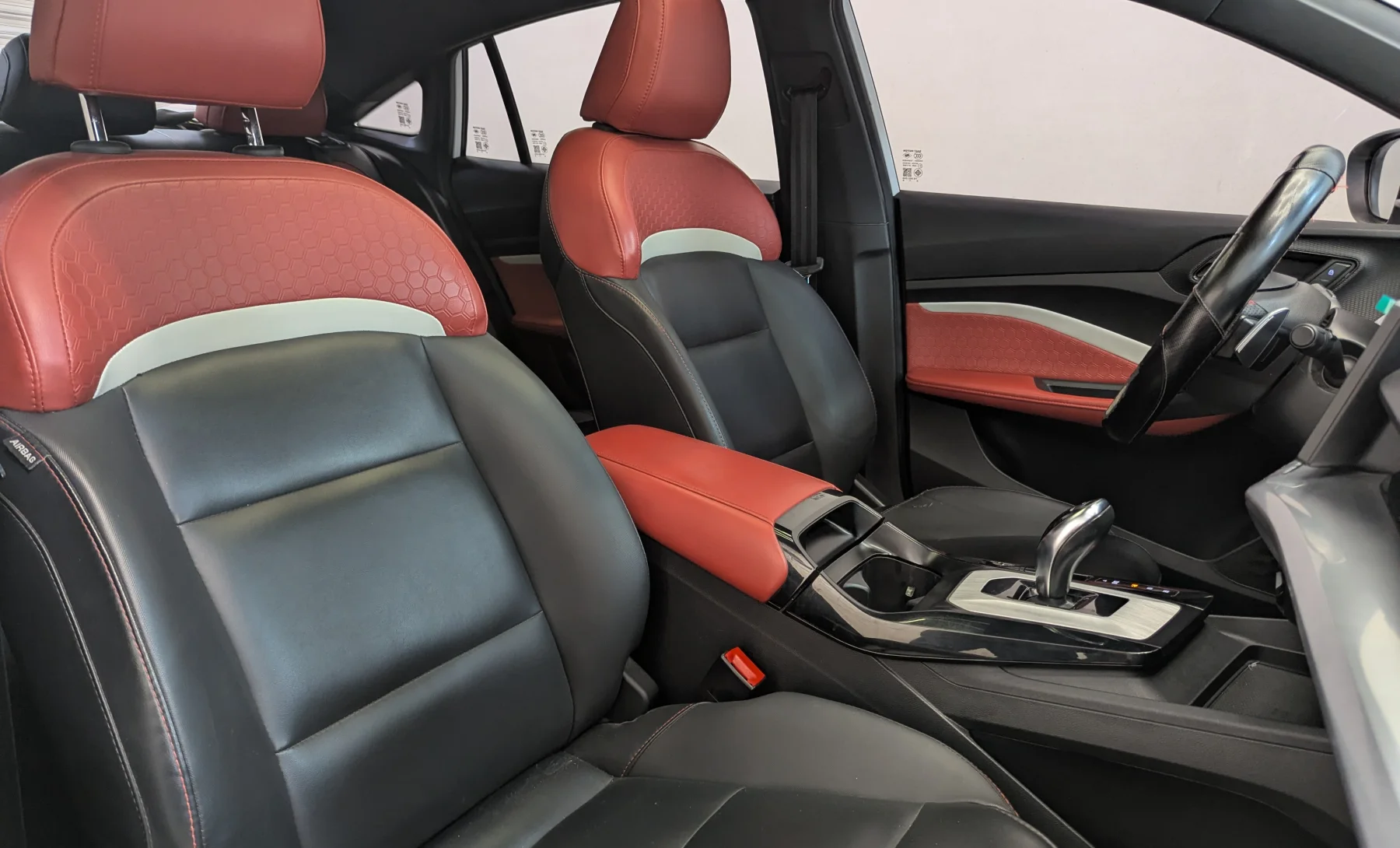 MG GT Alpha 2023 — interior 6 de 10