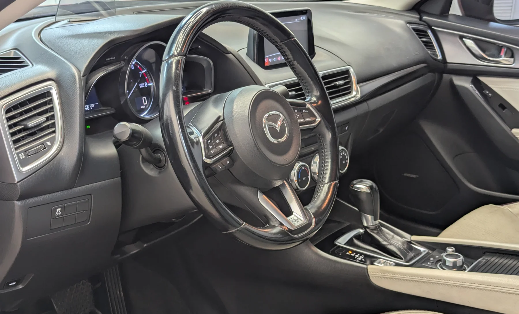 Mazda 3 s Grand Touring 2018 — interior 1 de 10