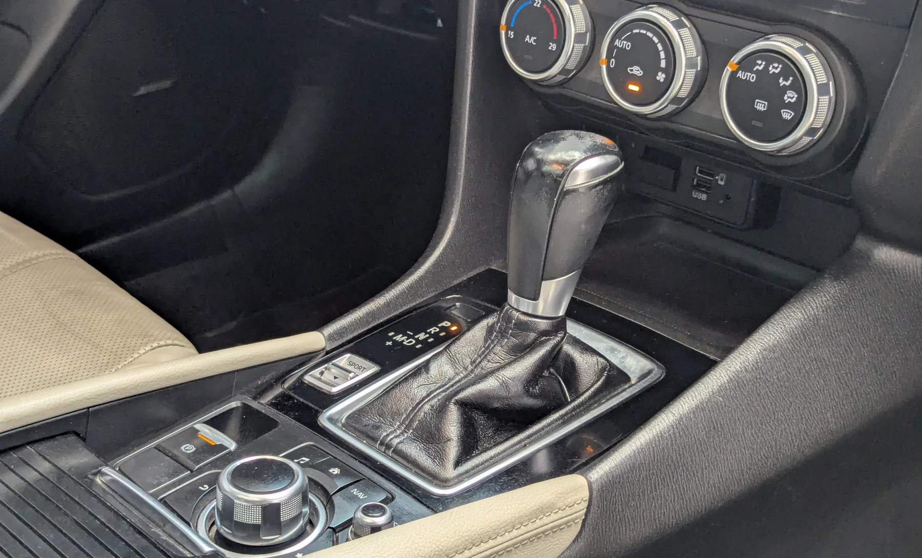 Mazda 3 s Grand Touring 2018 — interior 3 de 10