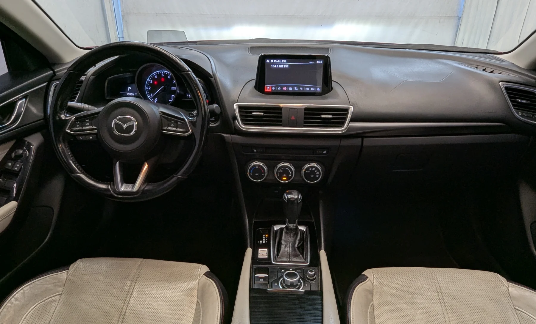 Mazda 3 s Grand Touring 2018 — interior 5 de 10