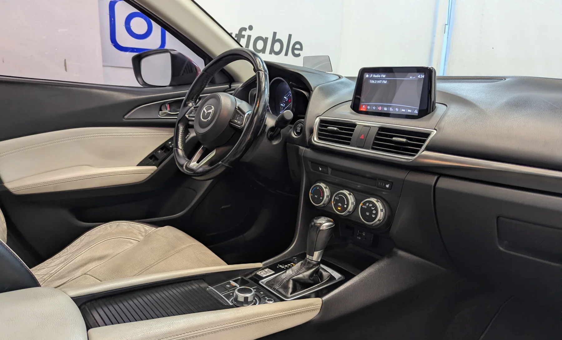 Mazda 3 s Grand Touring 2018 — interior 7 de 10
