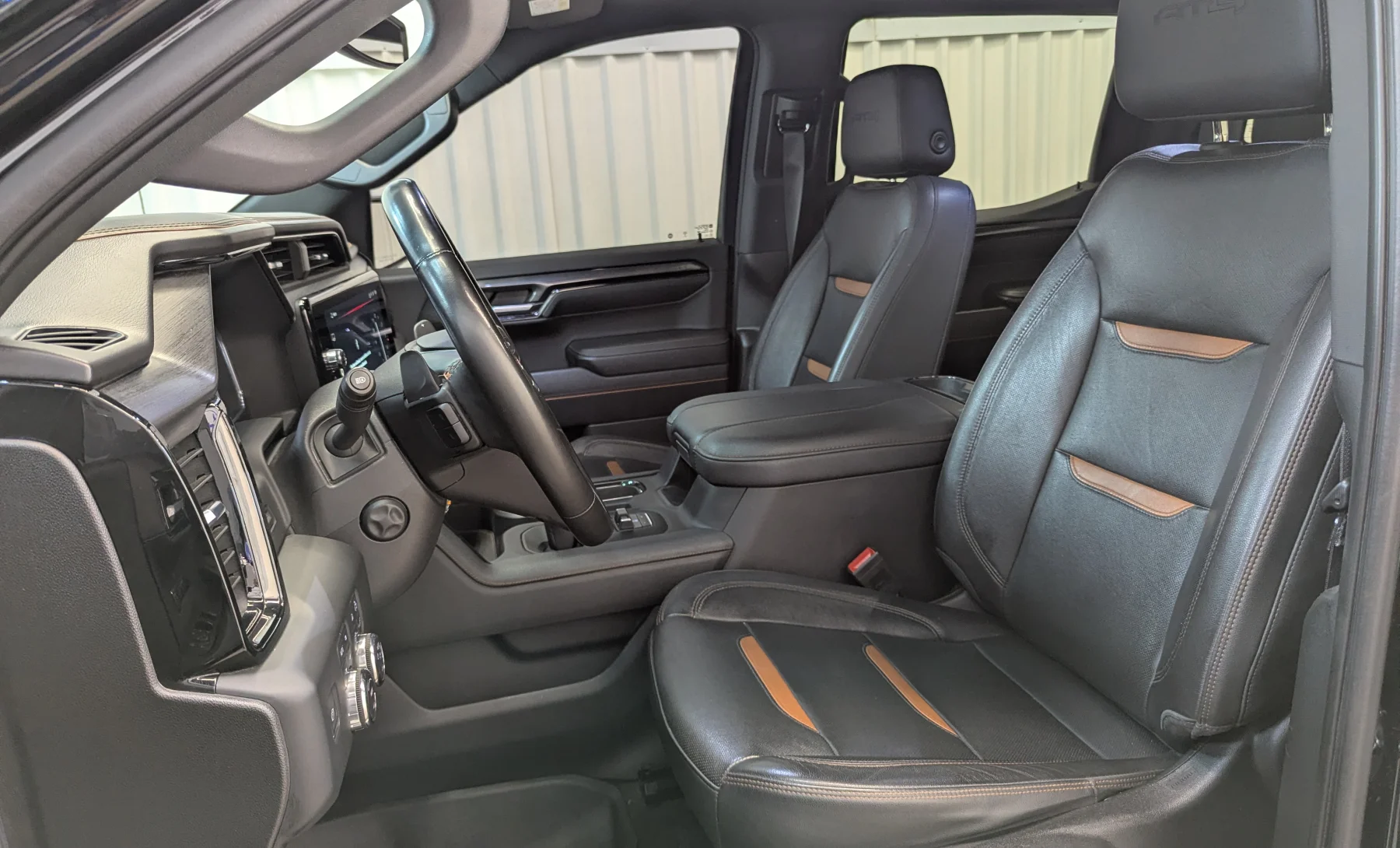 GMC Sierra 1500 AT4 2023 — interior 2 de 10