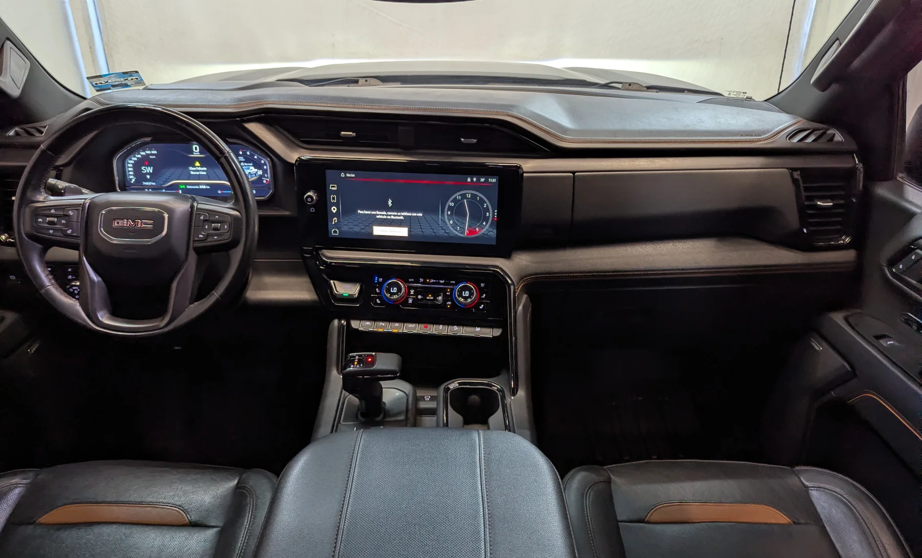 GMC Sierra 1500 AT4 2023 — interior 5 de 10