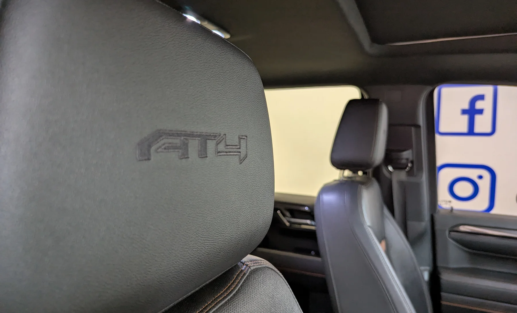 GMC Sierra 1500 AT4 2023 — interior 9 de 10