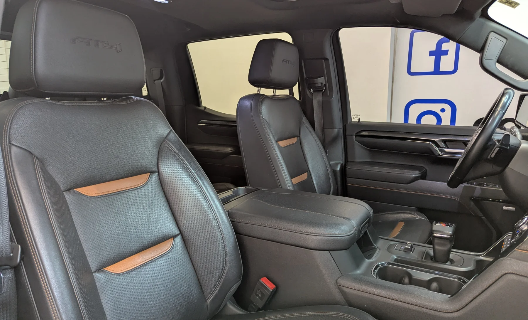 GMC Sierra 1500 AT4 2023 — interior 7 de 10