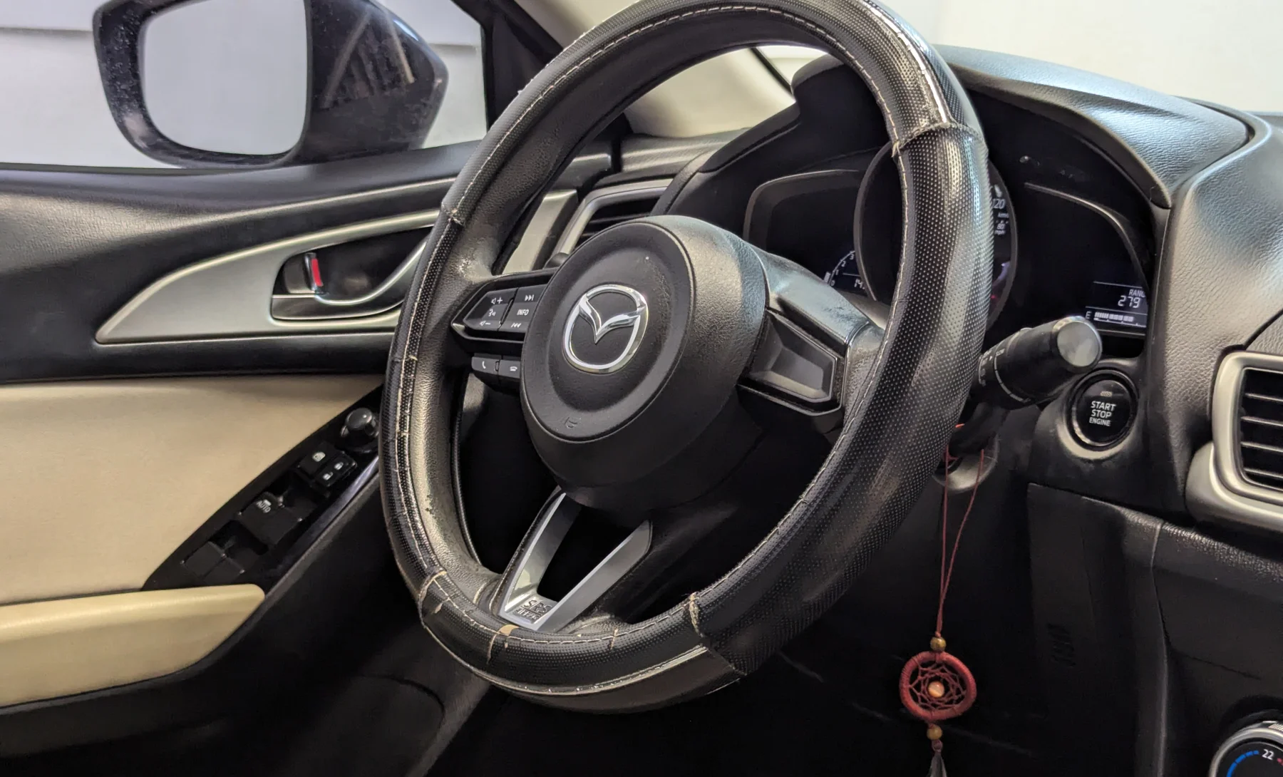 Mazda 3 I Touring 2018 — interior 3 de 10