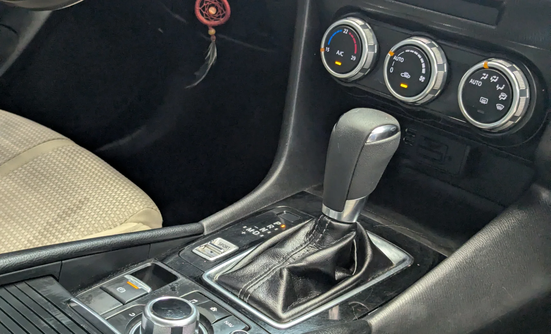 Mazda 3 I Touring 2018 — interior 4 de 10