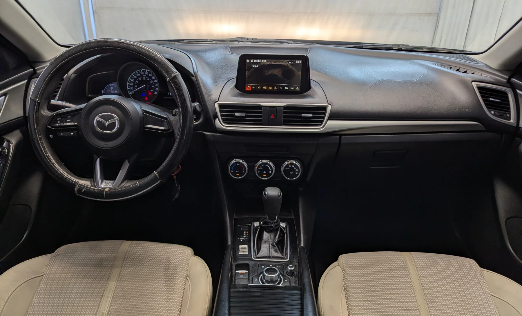 Mazda 3 I Touring 2018 — interior 5 de 10