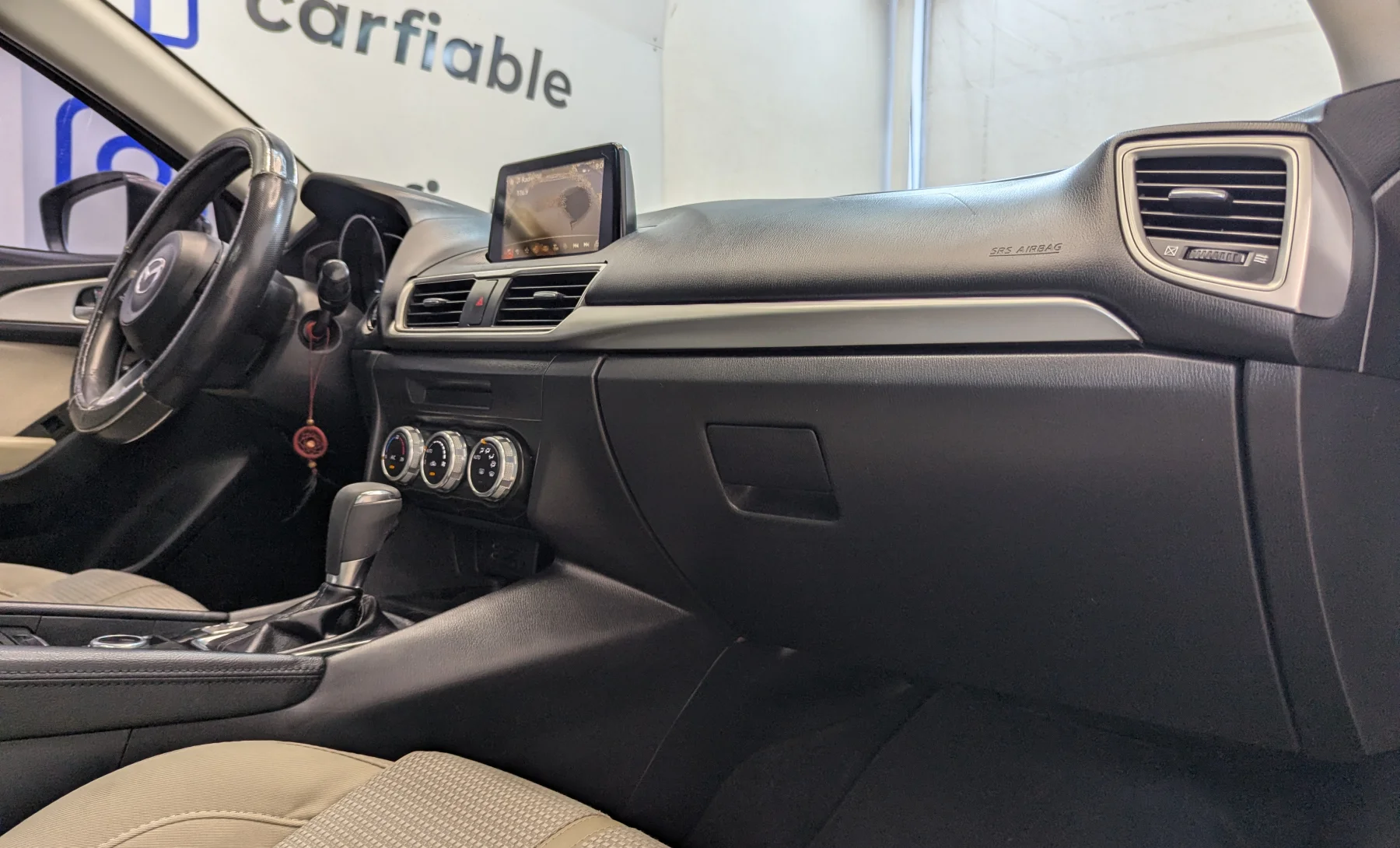Mazda 3 I Touring 2018 — interior 6 de 10