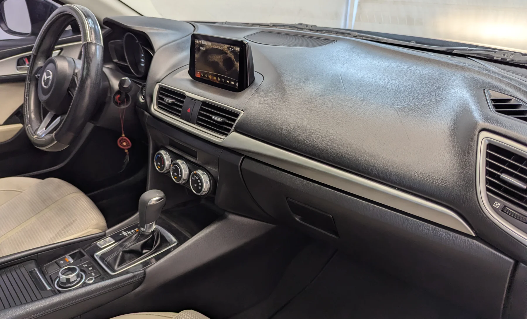 Mazda 3 I Touring 2018 — interior 7 de 10