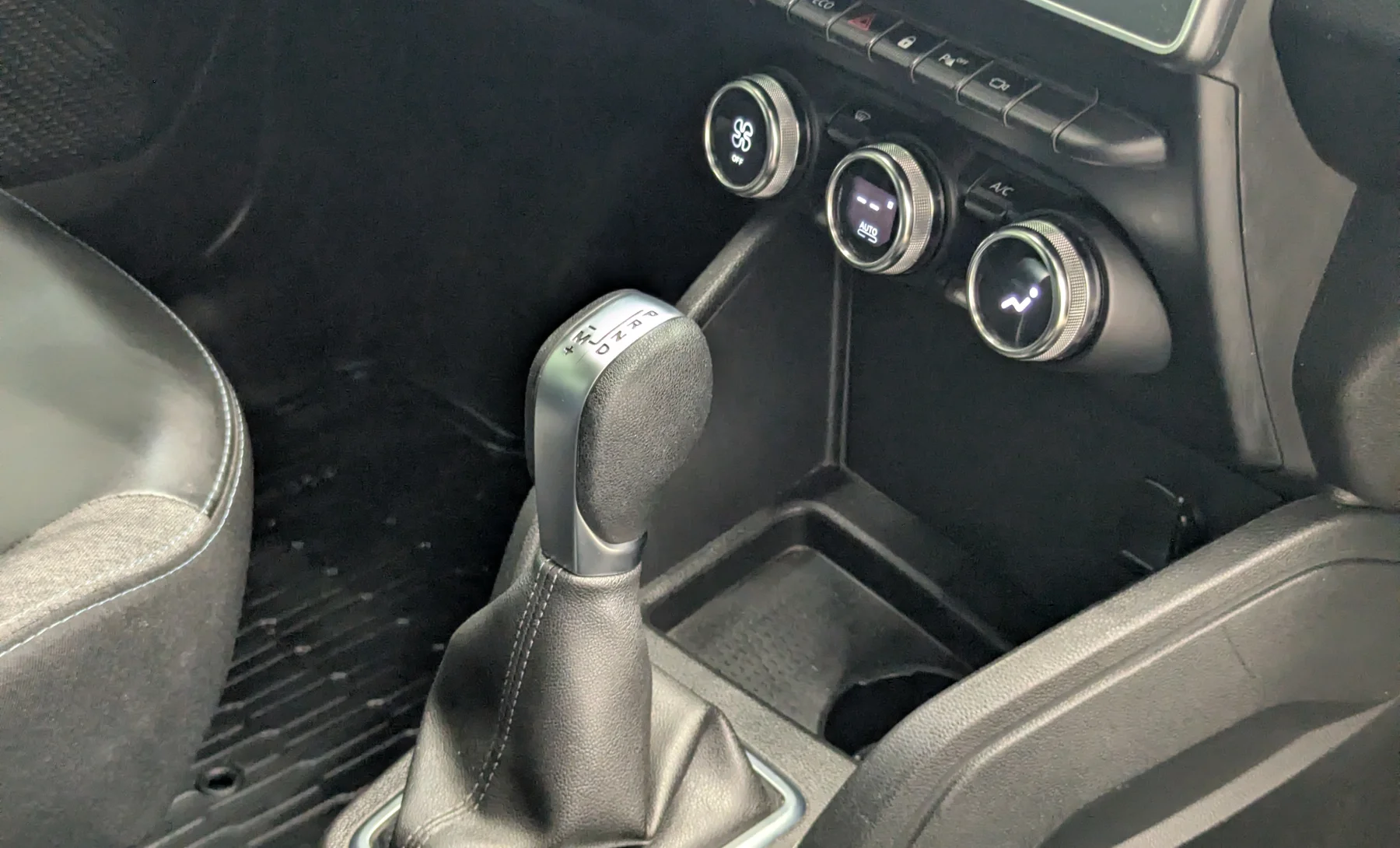 Renault Duster Iconic 2021 — interior 4 de 10