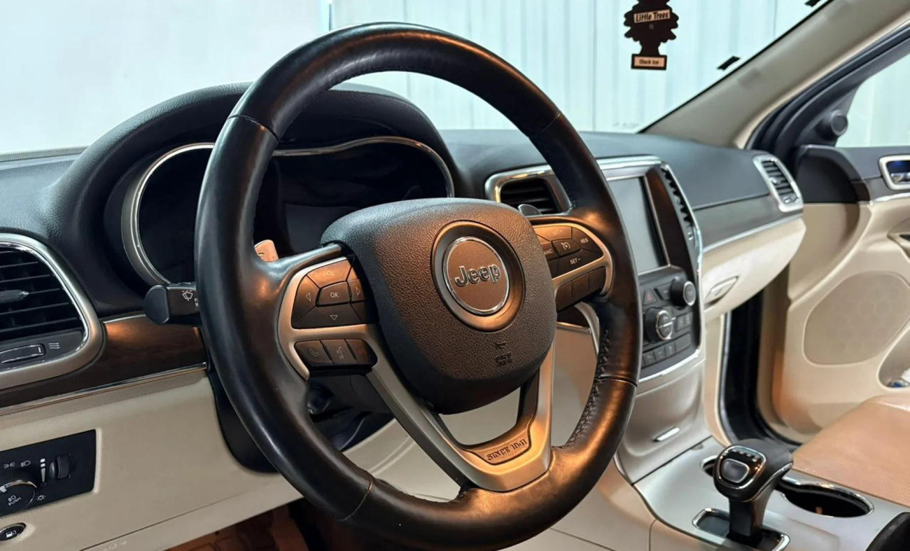 Jeep Grand Cherokee LIMITED 2015 — interior 3 de 4