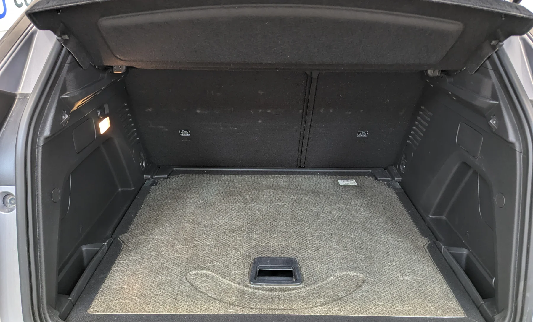 Peugeot 3008 Active 2024 — interior 10 de 10