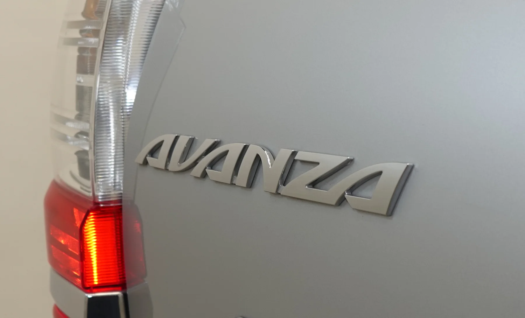Toyota Avanza LE 2021 — exterior 9 de 10