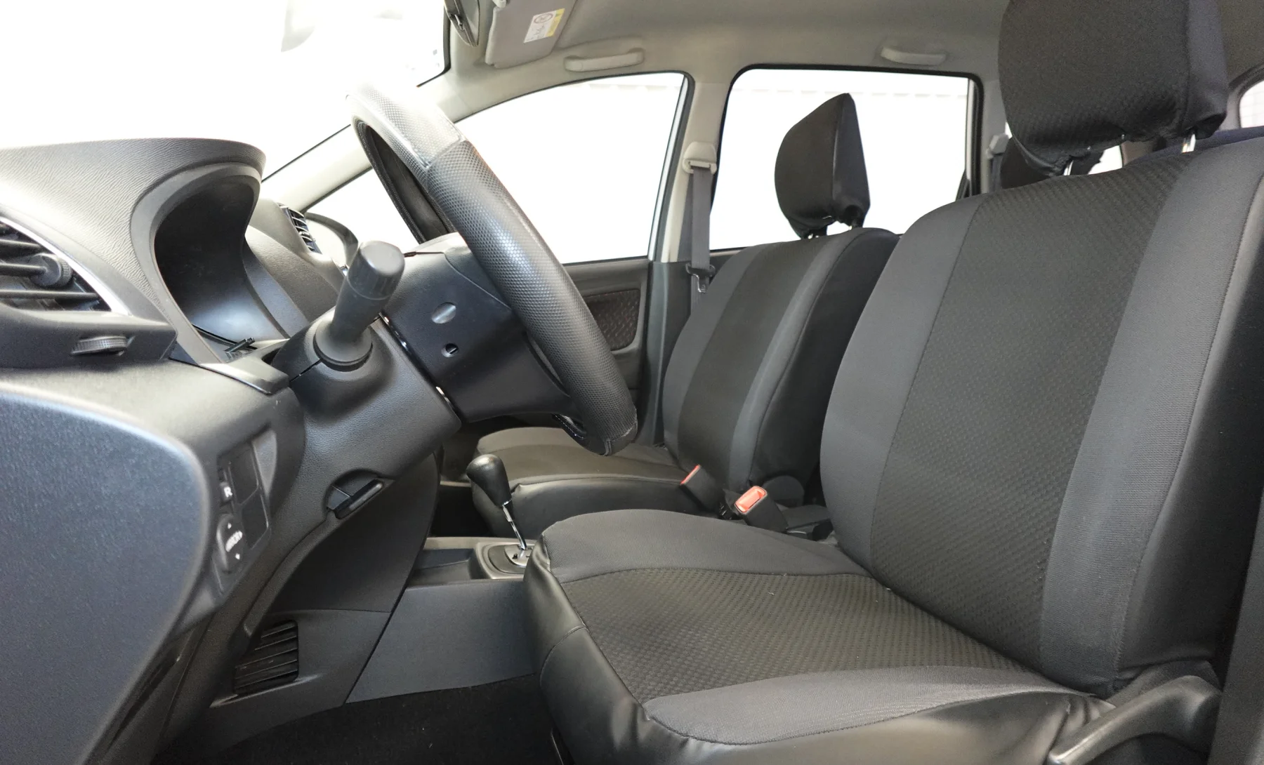 Toyota Avanza LE 2021 — interior 2 de 10