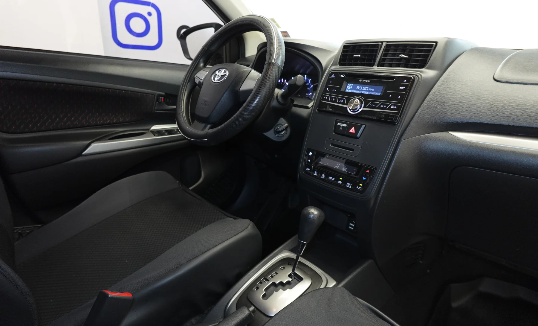Toyota Avanza LE 2021 — interior 7 de 10
