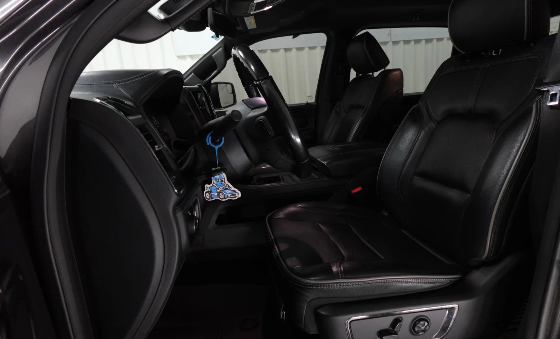 RAM 1500 Limited 2022 — interior 1 de 4