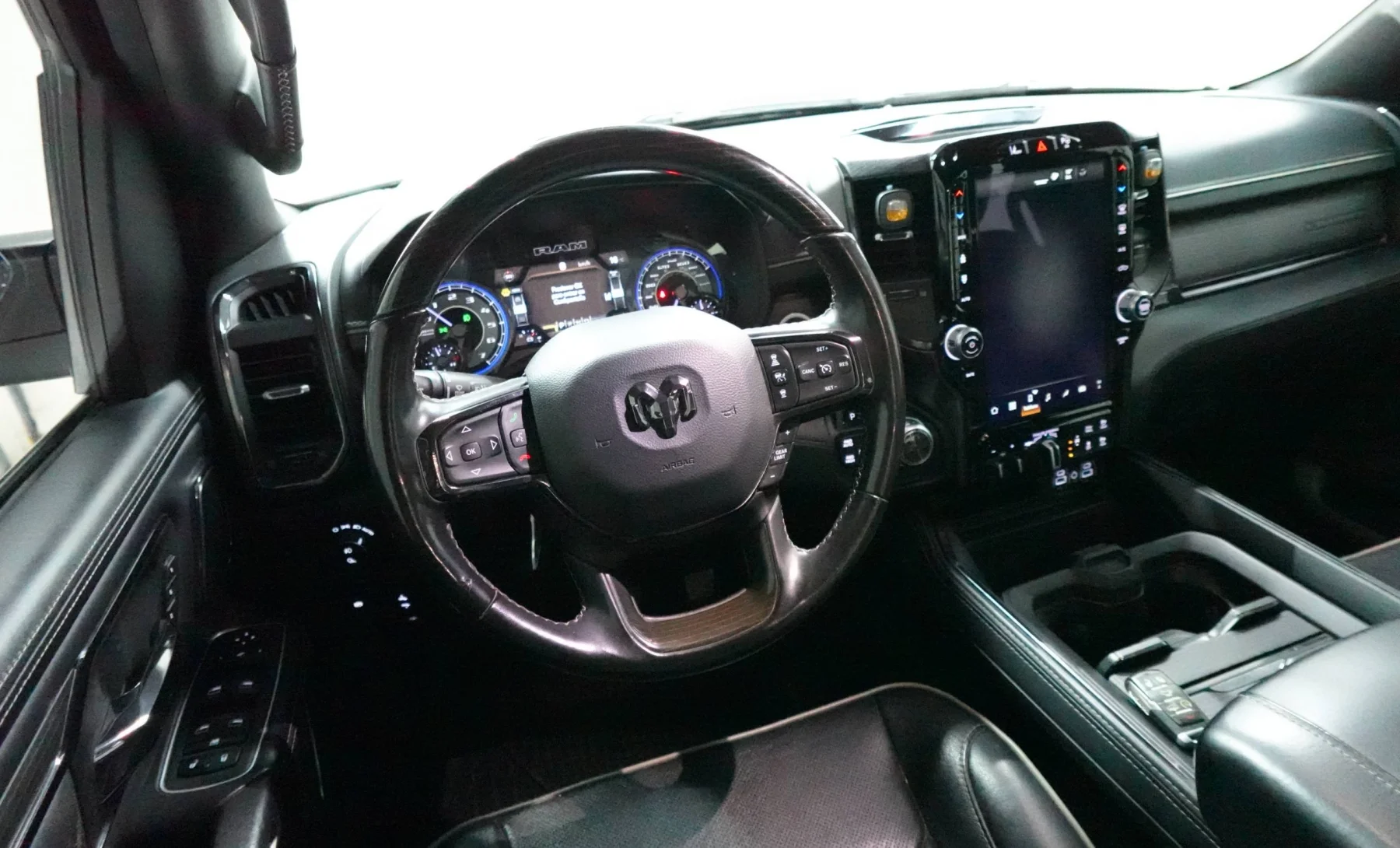 RAM 1500 Limited 2022 — interior 3 de 4