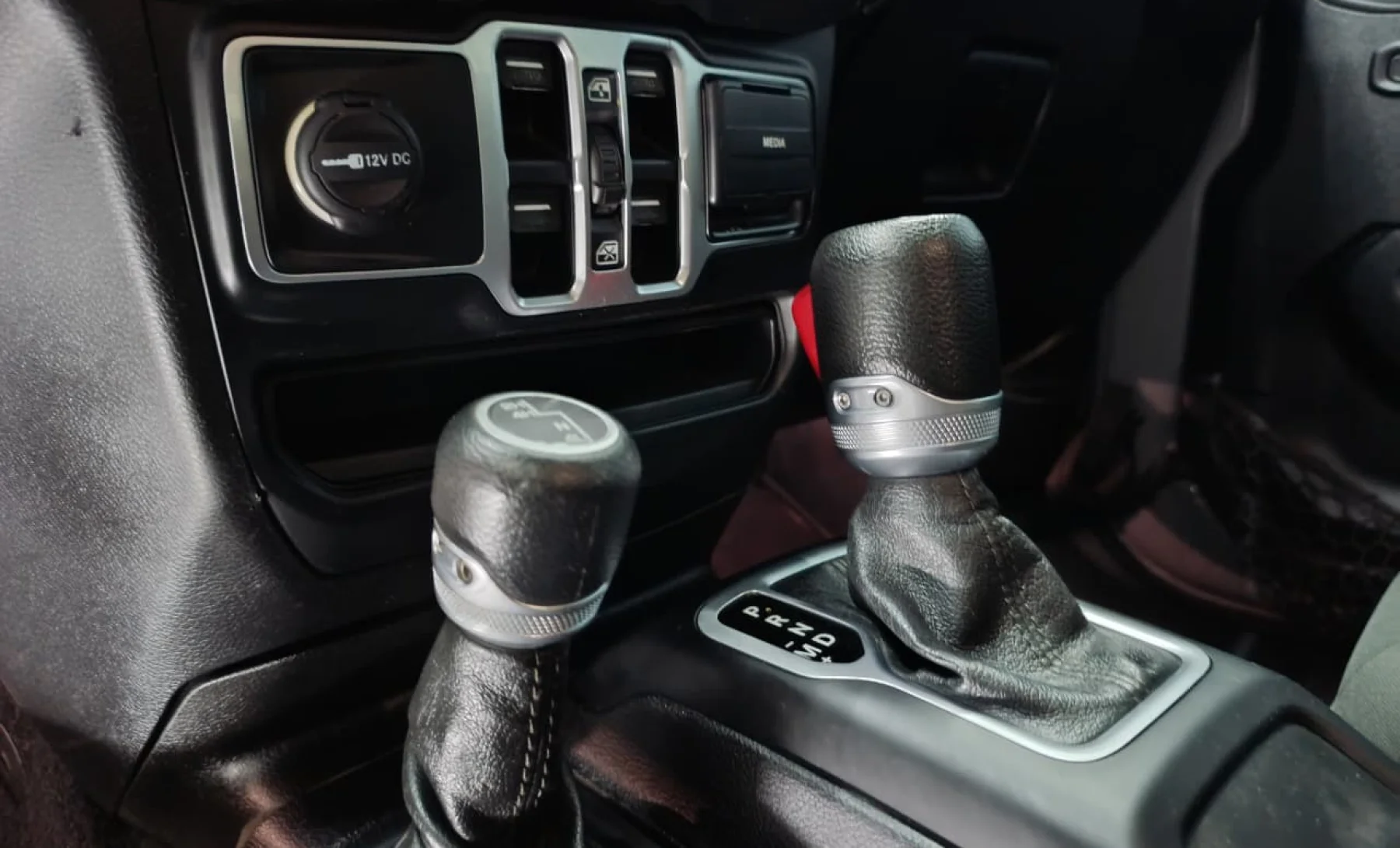 Jeep Wrangler Unlimited Sport 2018 — interior 4 de 4