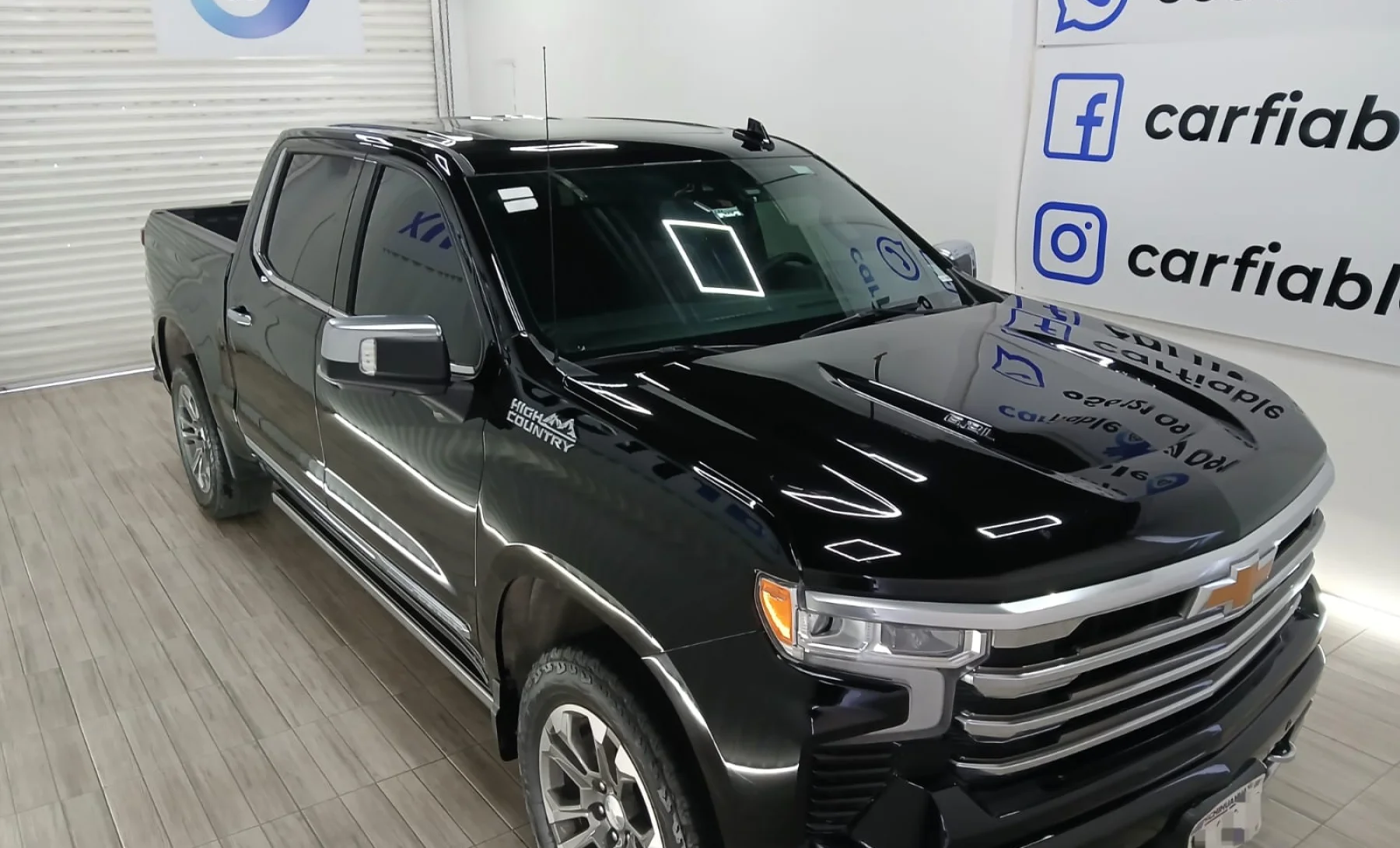 Chevrolet Cheyenne High Country 2023 — interior 4 de 4