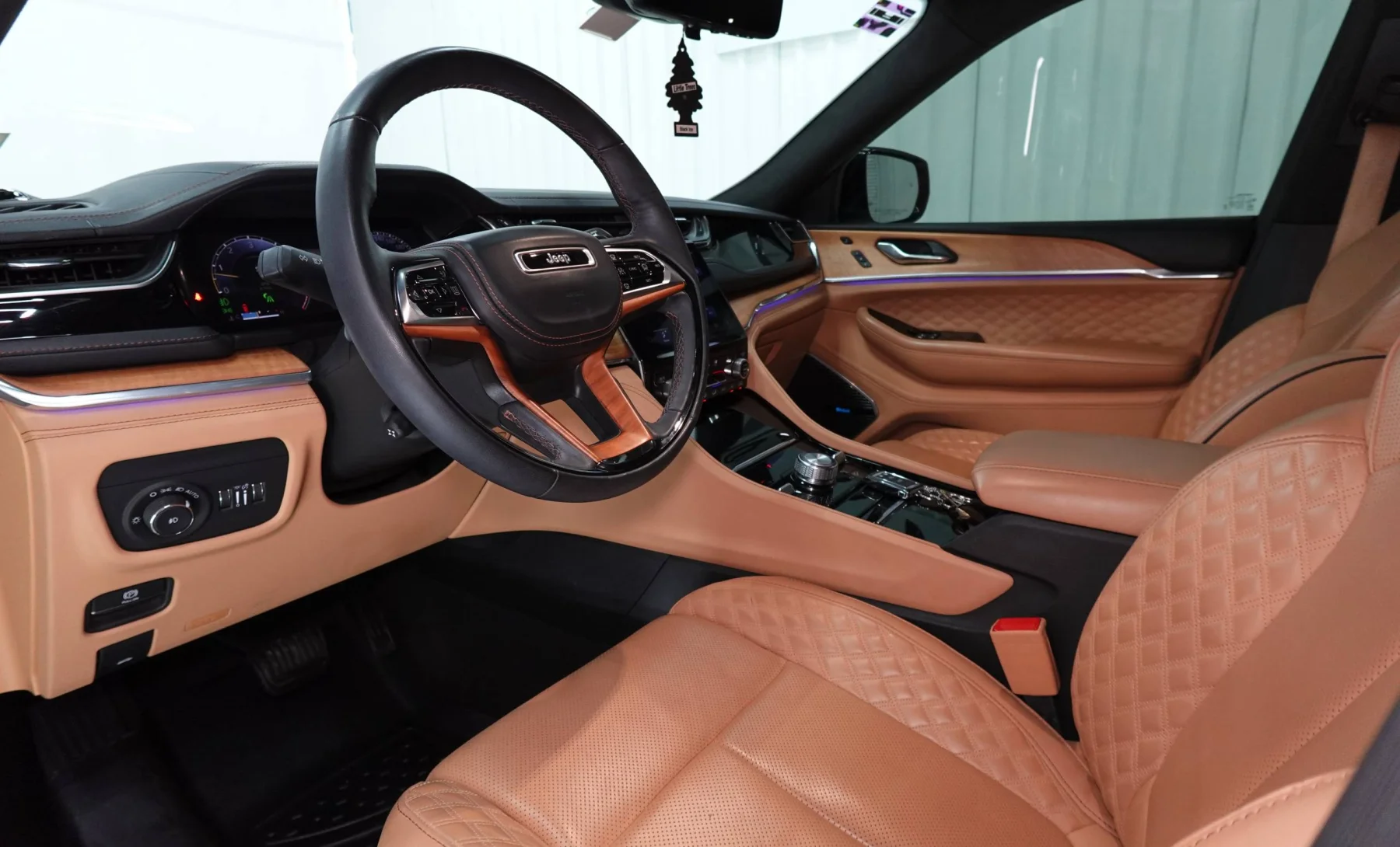 Jeep Grand Cherokee 4xe 2024 — interior 2 de 4