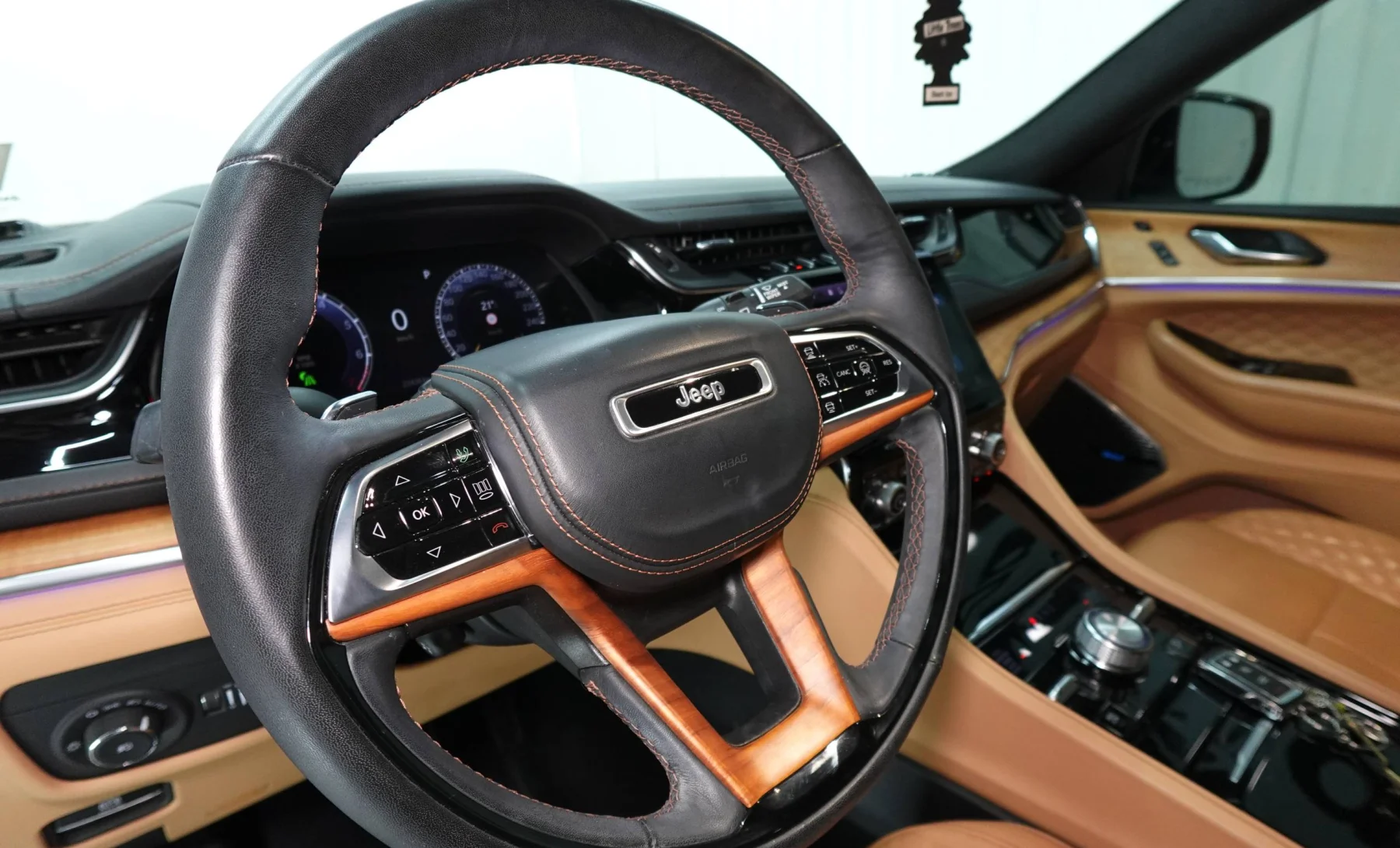 Jeep Grand Cherokee 4xe 2024 — interior 3 de 4