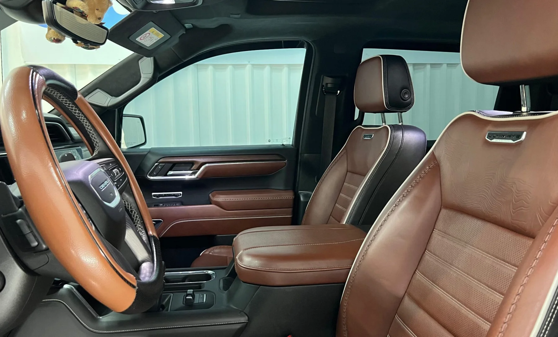 GMC Sierra Denali Ultimate 2023 — interior 1 de 4
