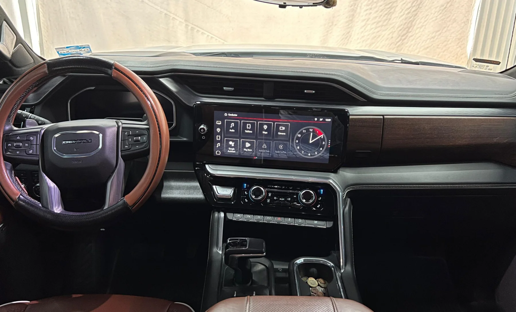 GMC Sierra Denali Ultimate 2023 — interior 4 de 4