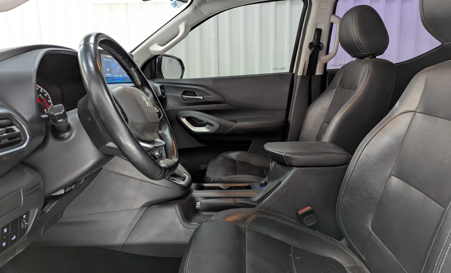 Peugeot 2008 Active 2022 — interior 2 de 4